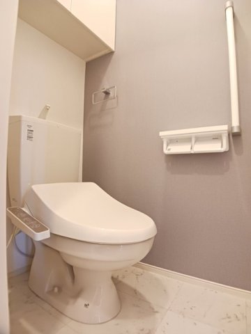 トイレ　落ち着いた色調のトイレです