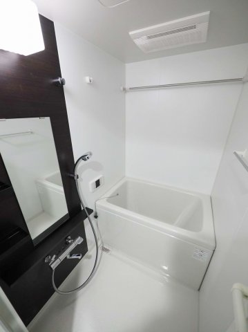 バス・シャワールーム　コンパクトで使いやすいお風呂です