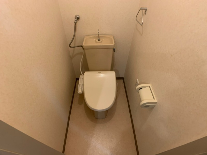 トイレ　こちらはトイレです。清潔感があり、安心して使用できます。