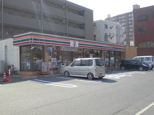 コンビニ　セブンイレブン八幡筒井町店（コンビニ）まで300m
