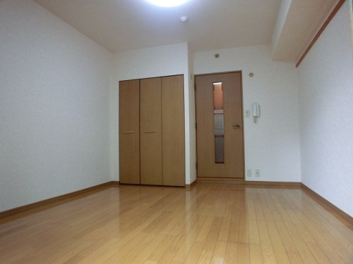 居室・リビング　別部屋の写真です。現況優先となります。