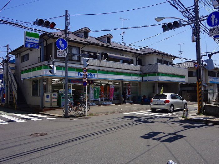コンビニ　ファミリーマート海田東四丁目店（コンビニ）まで319m