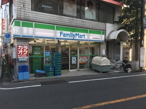コンビニ　ファミリーマート新井薬師駅前店（コンビニ）まで536m