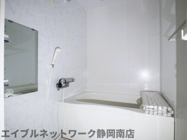 バス・シャワールーム　コンパクトで使いやすいお風呂です