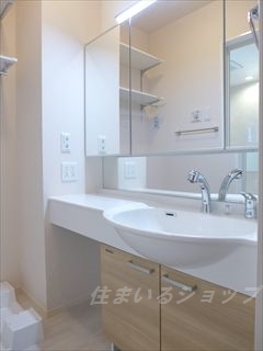 洗面設備　三面鏡付き大型シャンプードレッサー