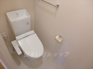 トイレ　シャワートイレ・収納棚あり