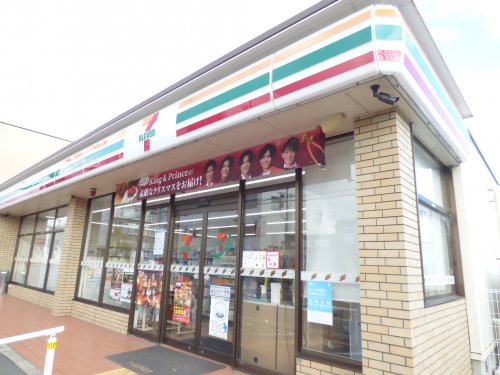 コンビニ　セブンイレブン（コンビニ）まで235m