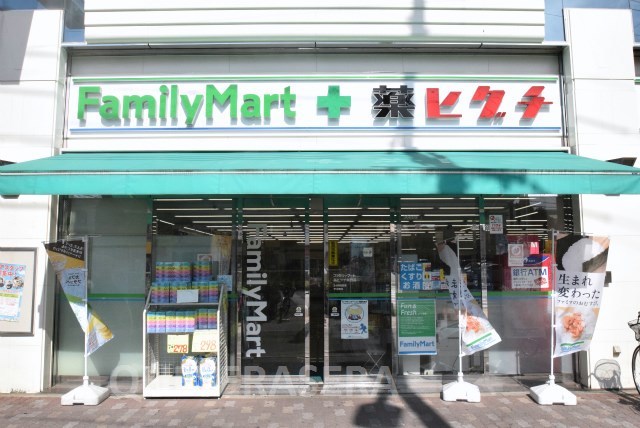 ドラックストア　ファミリーマート＋薬ヒグチシギノ店（ドラッグストア）まで124m