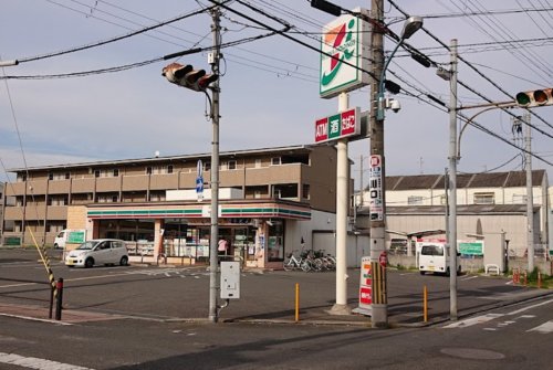 コンビニ　セブンイレブン 守口梶町4丁目店（コンビニ）まで608m