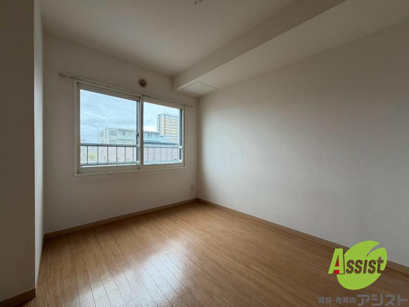 その他部屋・スペース　こちらのお部屋は光が差し込む、温かみのあるお部屋です。