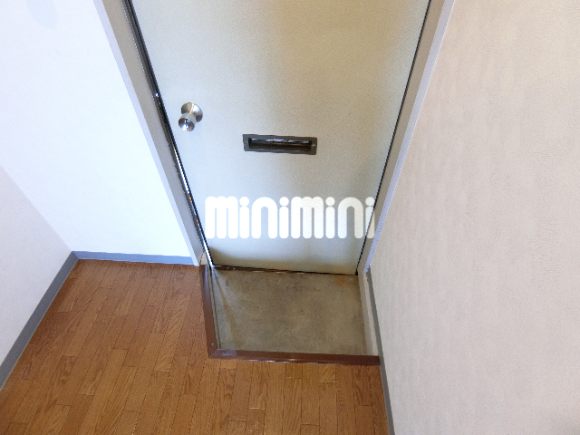 玄関　玄関にはドアポストが付いております。
