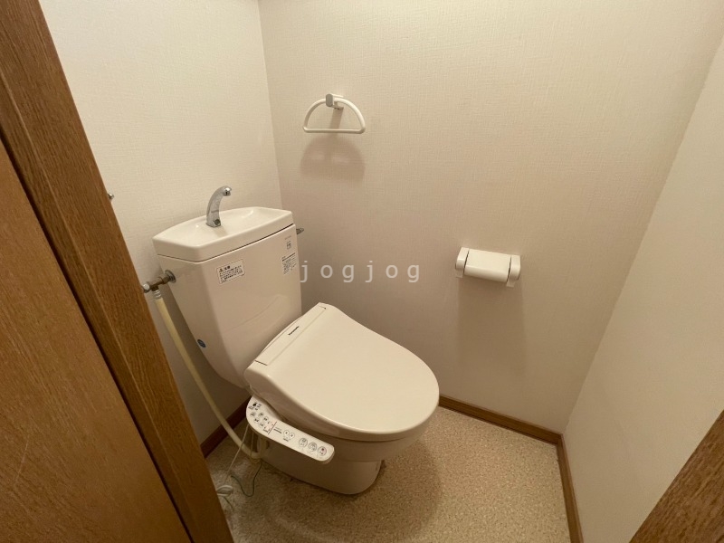 トイレ　嬉しい温水洗浄便座付きのトイレです。