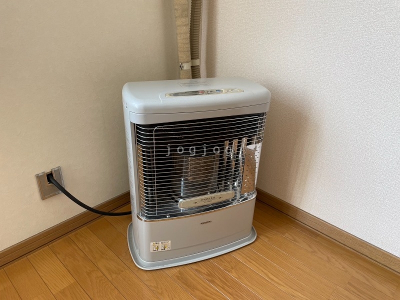 その他設備　冬はあったか石油ストーブです。