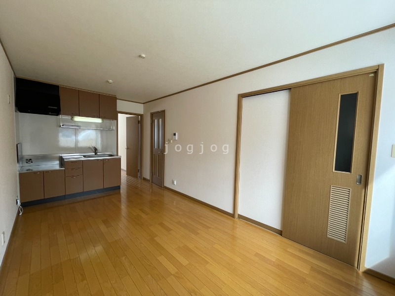 居室・リビング　明るい綺麗な床のリビングです。