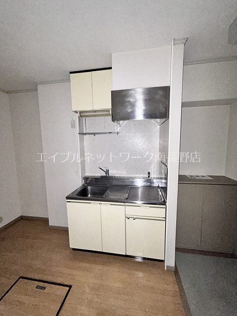 キッチン　参考：102号室（内装・設備が異なる場合があります。）