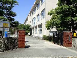 中学校　福岡市立警固中学校（中学校）まで679m