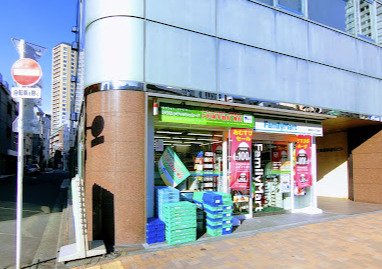 コンビニ　ファミリーマート 東麻布一丁目店（コンビニ）まで323m