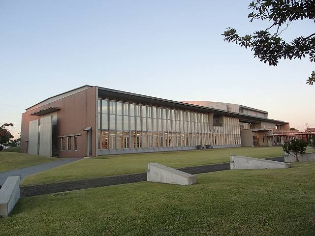 図書館　新潟市立白根図書館（図書館）まで700m