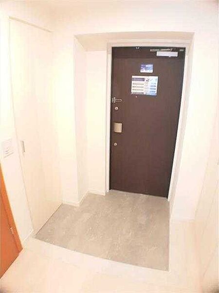 玄関　写真は同タイプ住居です。