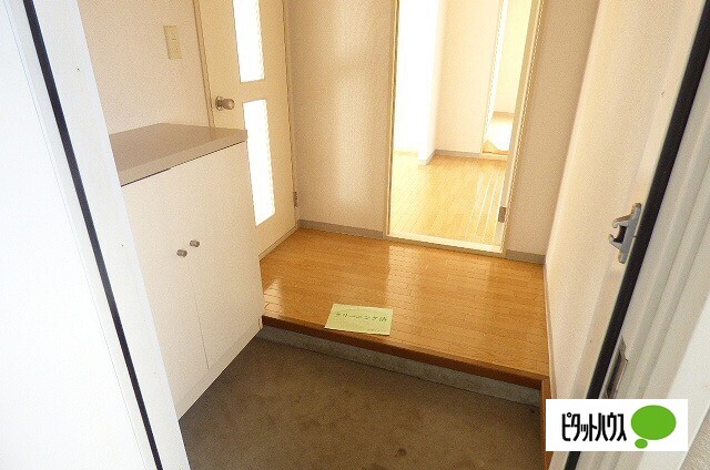 玄関　他のお部屋のお写真です