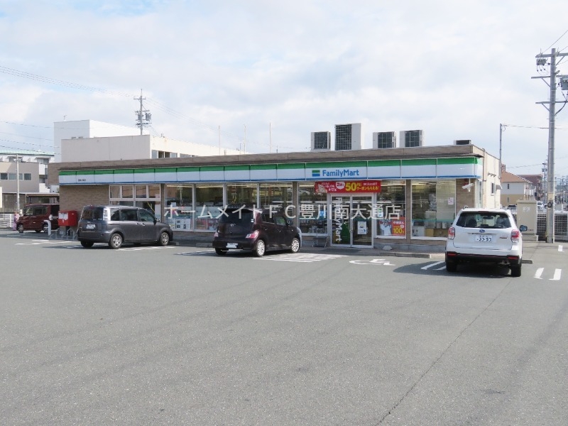 コンビニ　ファミリーマート豊橋中郷店（コンビニ）まで747m
