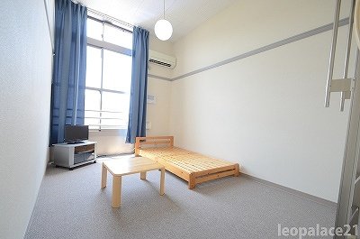 居室・リビング　備品や設備仕様は号室等により異なります現地をご確認下さい。