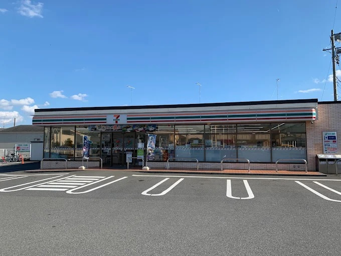 コンビニ　セブンイレブン 伊勢原板戸店（コンビニ）まで459m