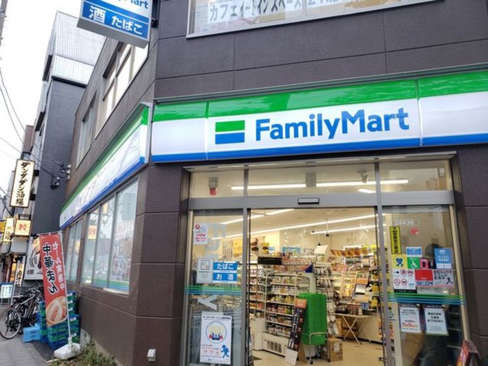コンビニ　ファミリーマート八幡山駅北店（コンビニ）まで185m