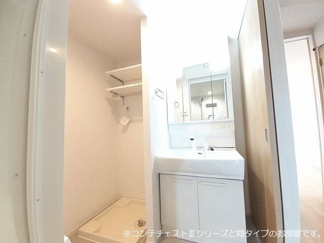 洗面設備　＊コンテチェストIIIシリーズ同タイプの内装写真です。