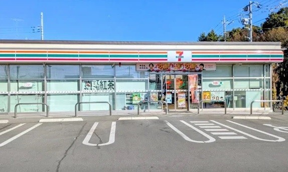 コンビニ　セブンイレブン青梅河辺東店（コンビニ）まで586m