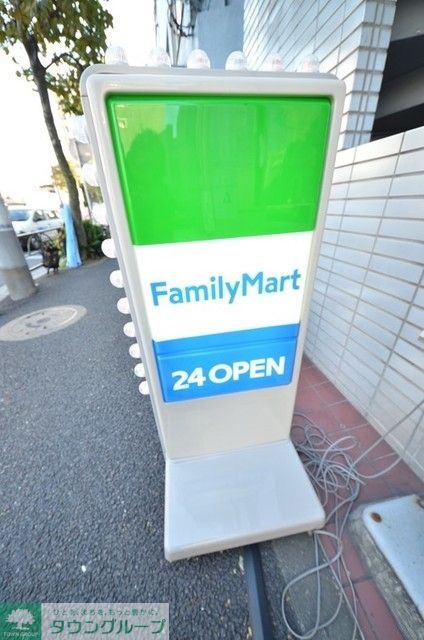 コンビニ　ファミリーマート（コンビニ）まで137m