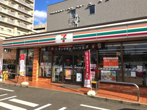 コンビニ　セブンイレブン福岡千早駅前店（コンビニ）まで370m