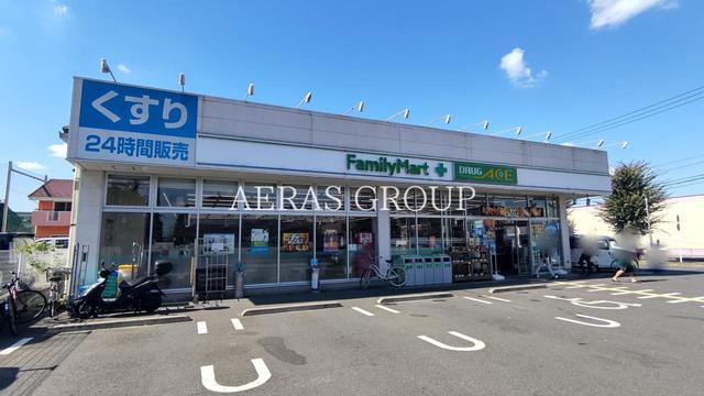 コンビニ　ファミリーマート ドラッグエース鶴ケ岡店（コンビニ）まで305m