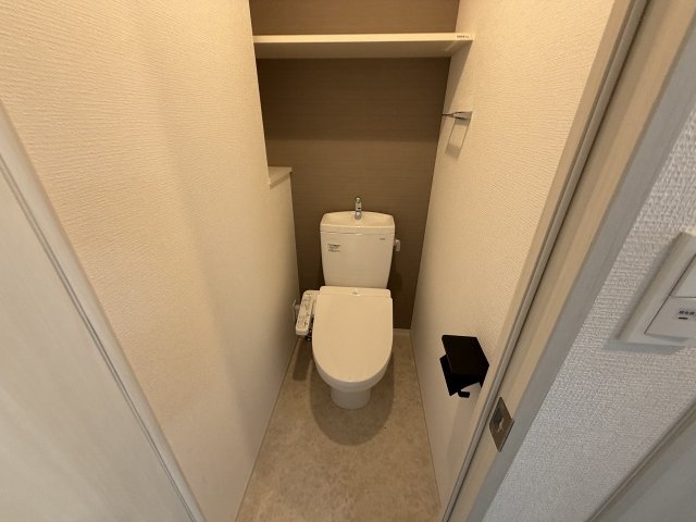 トイレ　落ち着いた色調のトイレです