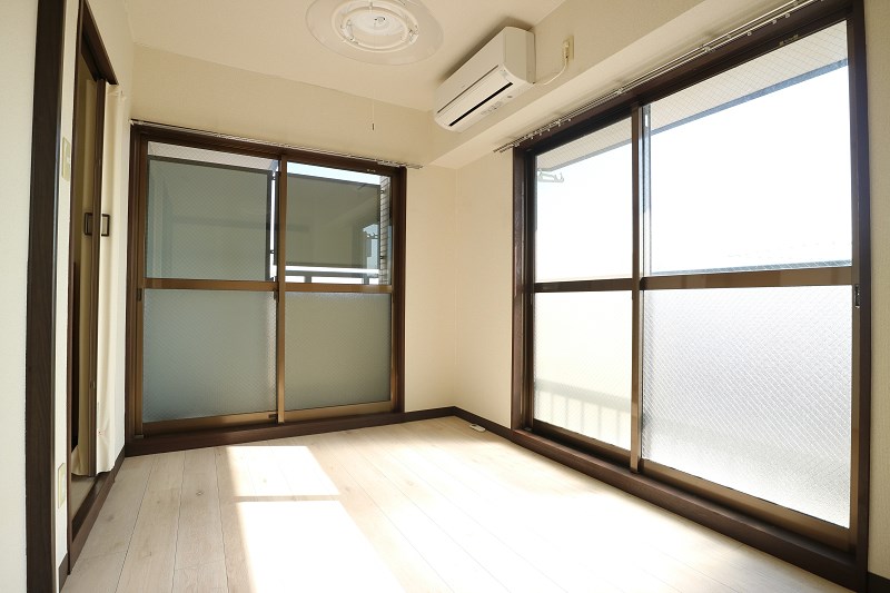 ＪＲ南武線 平間駅 徒歩16分 6階建 築34年の居間写真