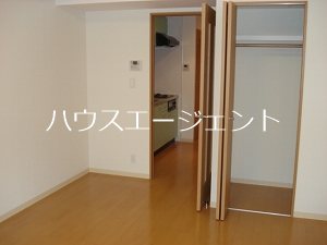 その他部屋・スペース　クローゼットがあり、洋服類はかけてしまえますね。