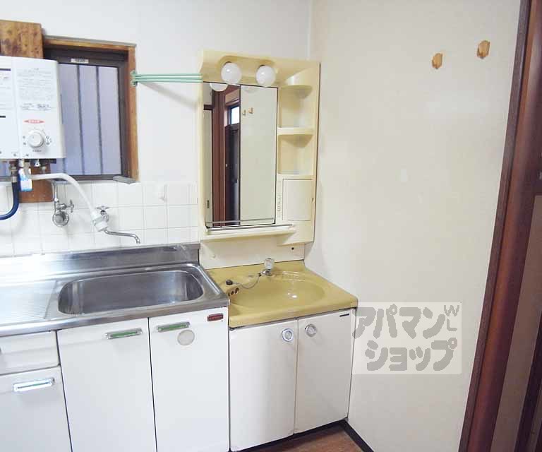 洗面設備　キッチンの隣に独立洗面台あります