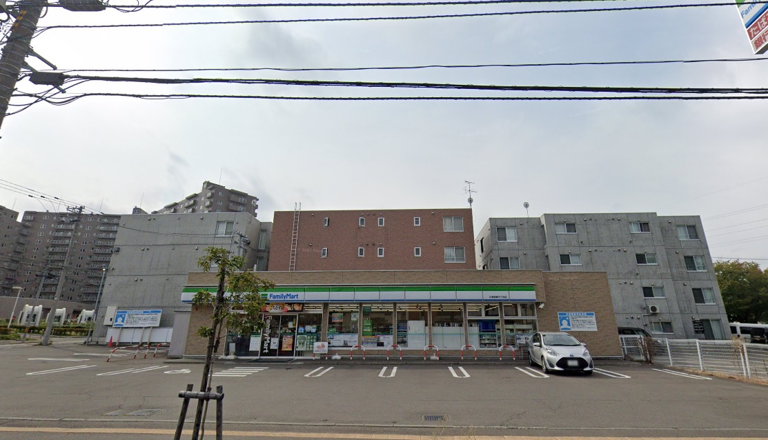 コンビニ　ファミリーマート札幌南郷15丁目店（コンビニ）まで204m