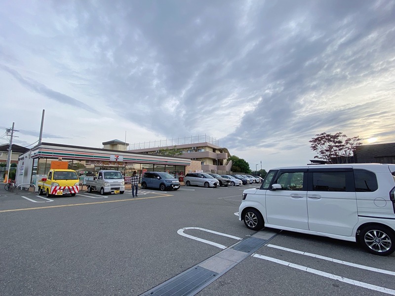 コンビニ　セブン-イレブン 泉北槇塚台店（コンビニ）まで74m