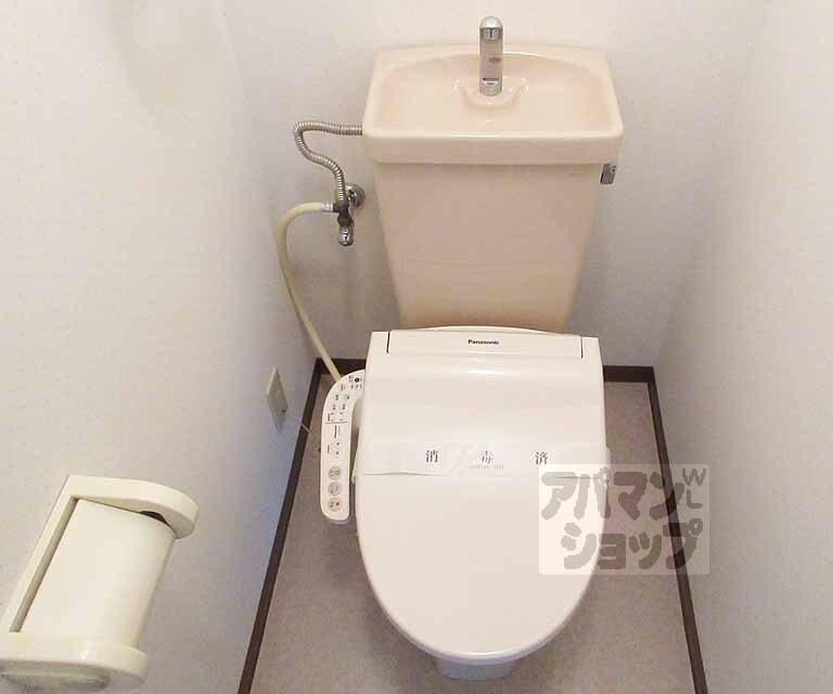 トイレ　ウォシュレット付き。