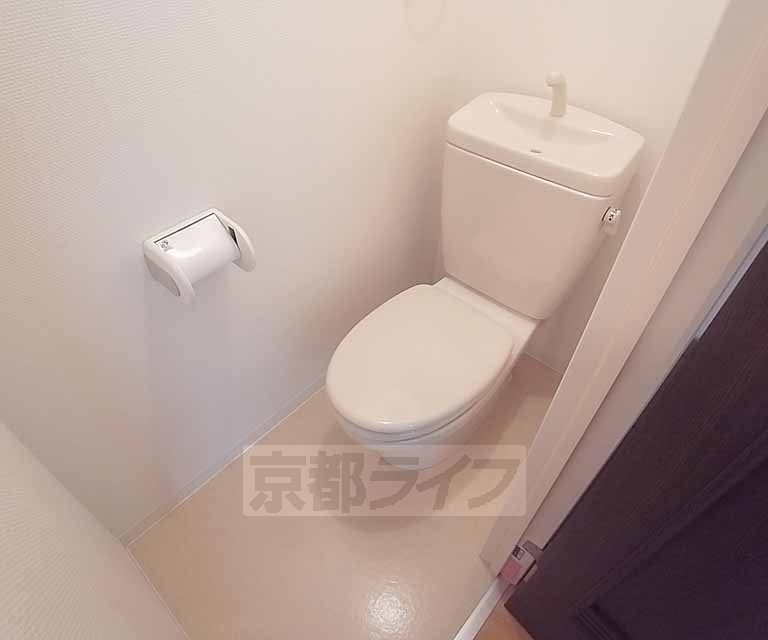 トイレ　上部に棚もありますよ。