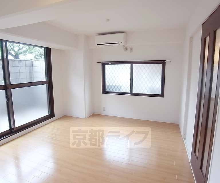 居室・リビング　横に広くて使いやすいお部屋です・