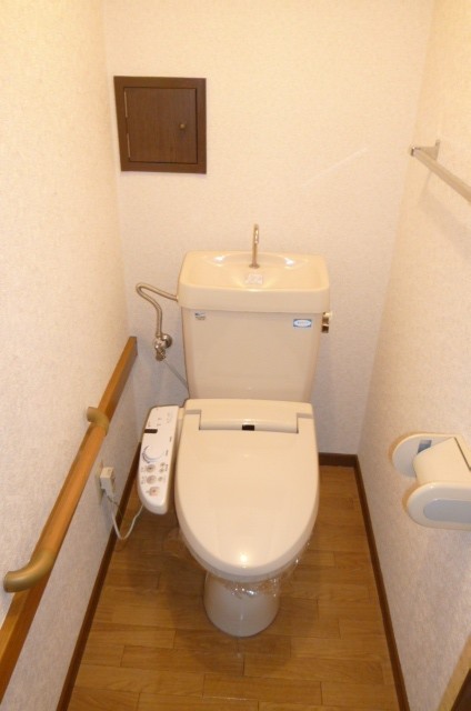 トイレ　落ち着いた色調のトイレです