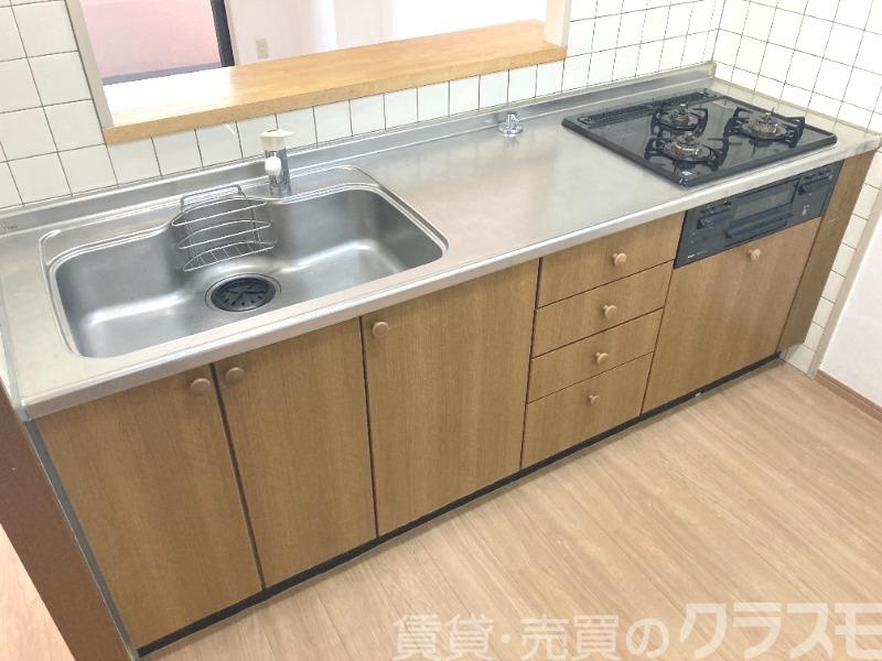 キッチン　効率よくお料理できる３口コンロ付き♪