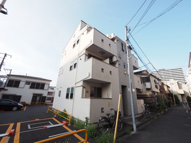 建物外観　シンプルで落ち着いたデザインの外観です
