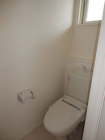 トイレ　白を基調とした清潔感のあるトイレです