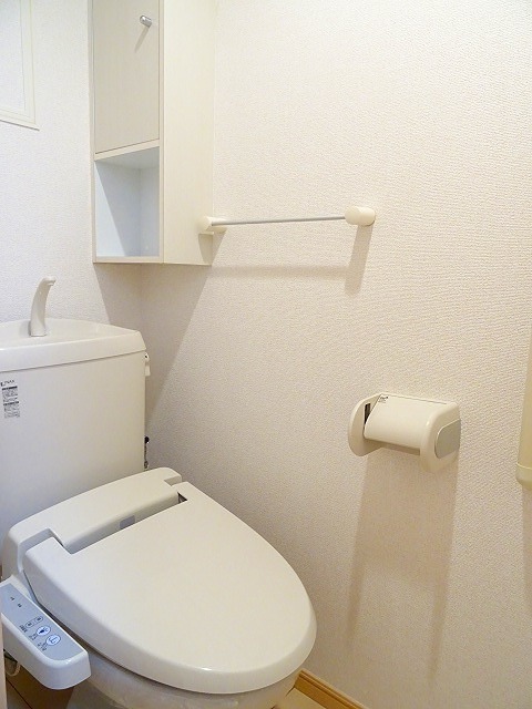 トイレ　温水洗浄便座です。