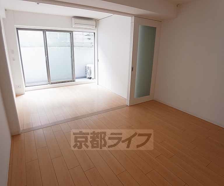 居室・リビング　広く明るい室内。