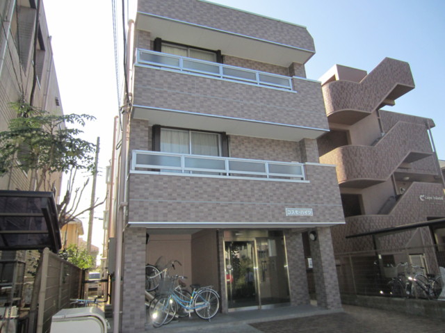 建物外観　三階建ての綺麗な外観です。