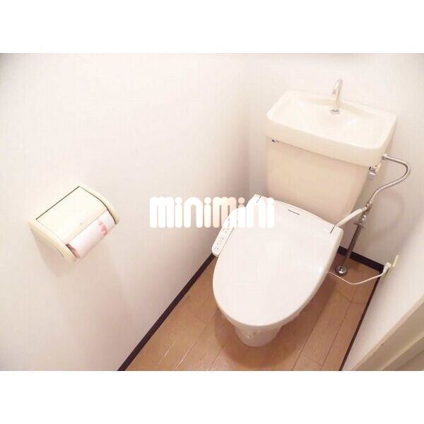 トイレ　温水洗浄便座付きのトイレです。
